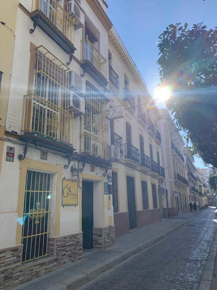 Pension Giraldilla Sevilla Exteriör bild