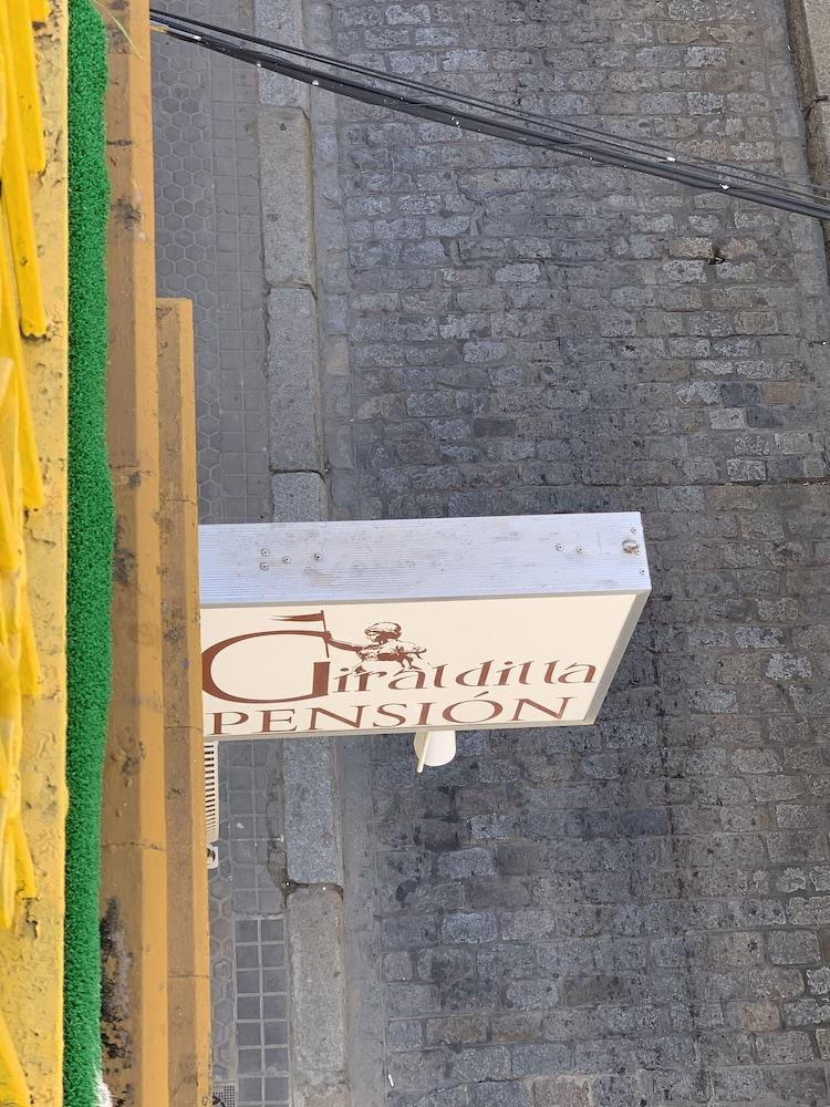 Pension Giraldilla Sevilla Exteriör bild